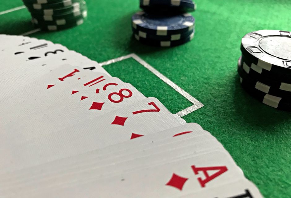 Kartu poker dan chip di atas meja hijau