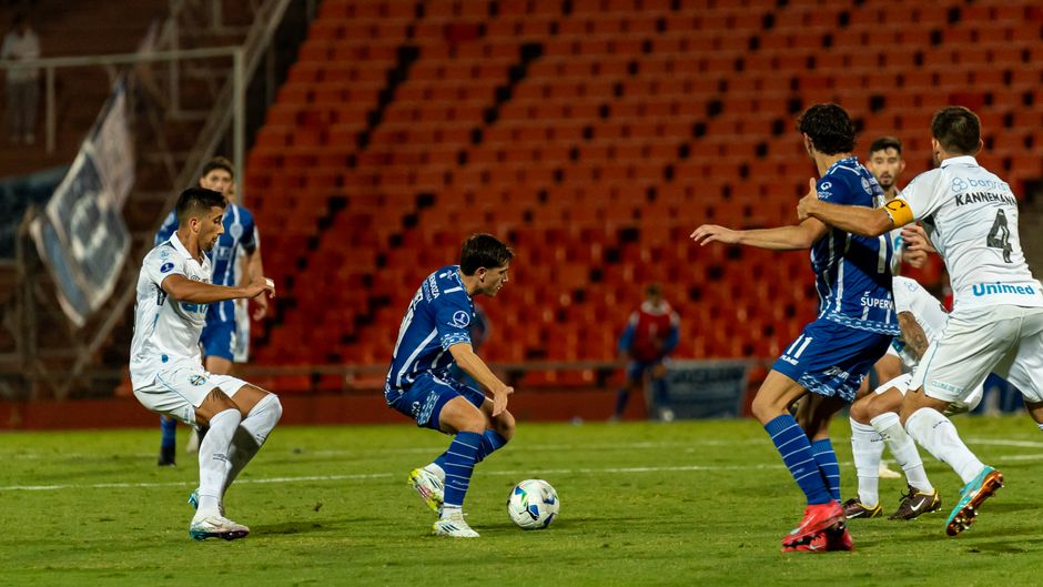 Pertandingan sepak bola di stadion